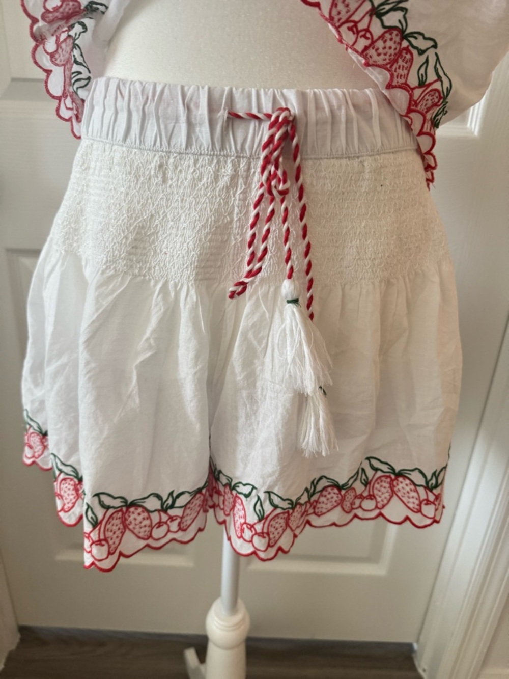 Joie White Shorts with Red & Green Strawberry Embroidery  🍓 NWOT